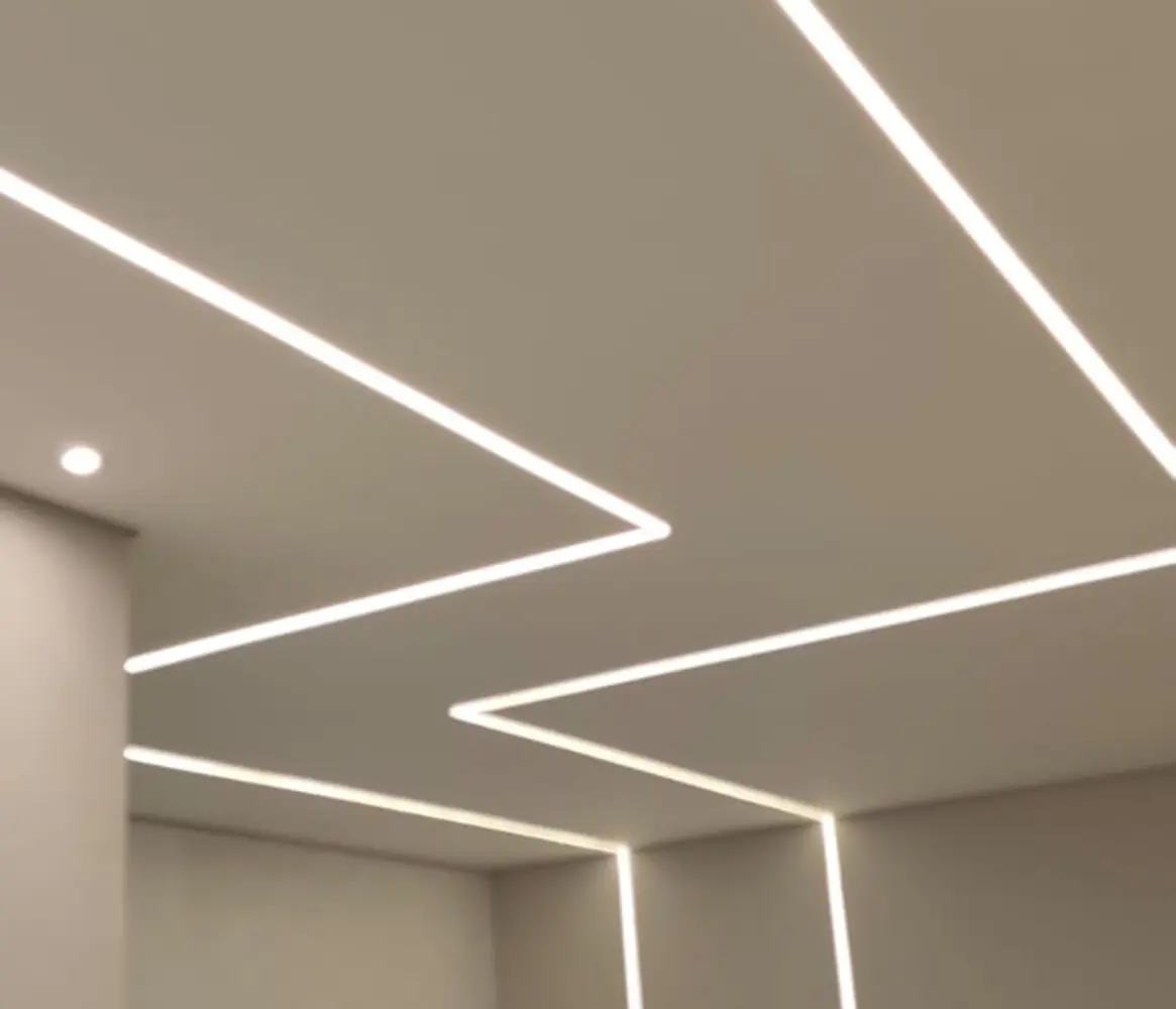 Sala de estar renovada com iluminação LED embutida e spots direcionáveis